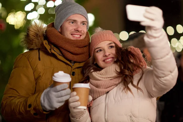 Couple avec prise de café selfie à Noël — Photo