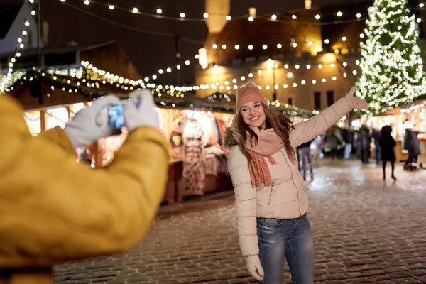 Szczęśliwa kobieta stwarzających dla smartphone na Boże Narodzenie — Zdjęcie stockowe