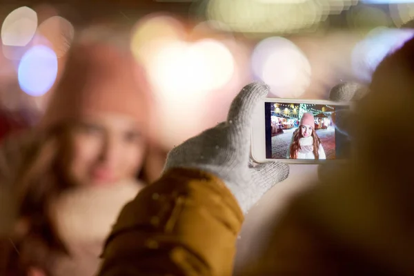 Main avec femme photo de Noël sur smartphone — Photo