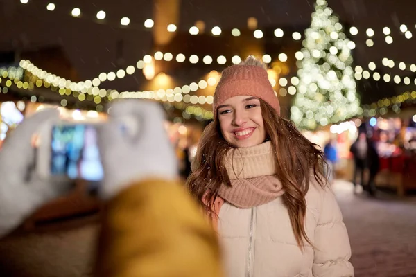 Felice donna in posa per smartphone a Natale — Foto Stock