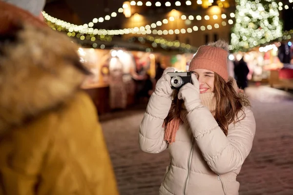 Femme avec appareil photo photographe homme à Noël — Photo