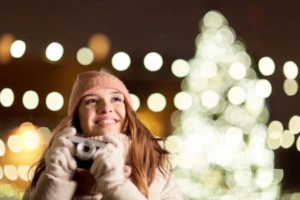 Szczęśliwa młoda kobieta z kamerą na choinkę — Zdjęcie stockowe