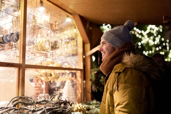 Uomo felice guardando la vetrina del mercato di Natale — Foto Stock