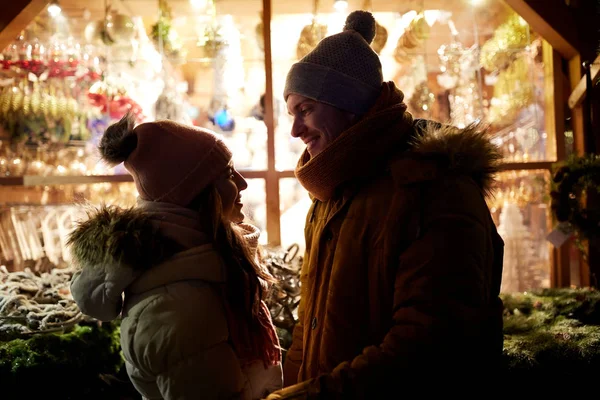 Zbliżenie na szczęśliwa para w zimie zamyka — Zdjęcie stockowe