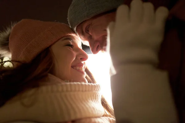 Kış giysileri içinde mutlu çiftin yakın çekim — Stok fotoğraf