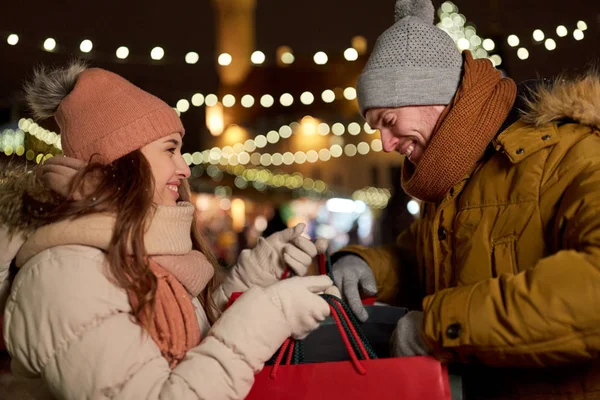 Szczęśliwa para w z torby na zakupy w zimie — Zdjęcie stockowe