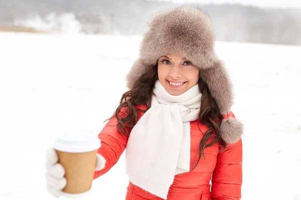 Mulher feliz no chapéu de pele de inverno com café ao ar livre — Fotografia de Stock