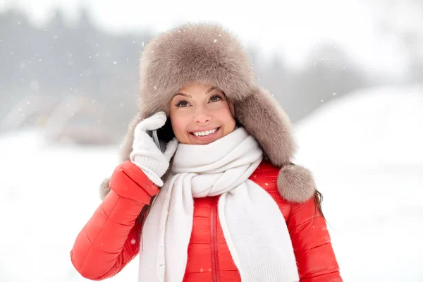 Mulher feliz no chapéu de inverno chamando no smartphone — Fotografia de Stock