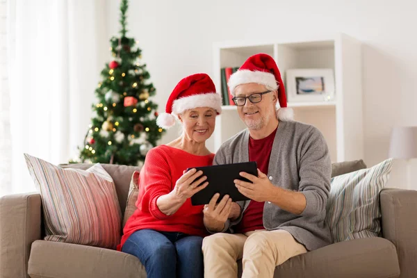 Gelukkige senior paar met tablet pc met Kerstmis — Stockfoto