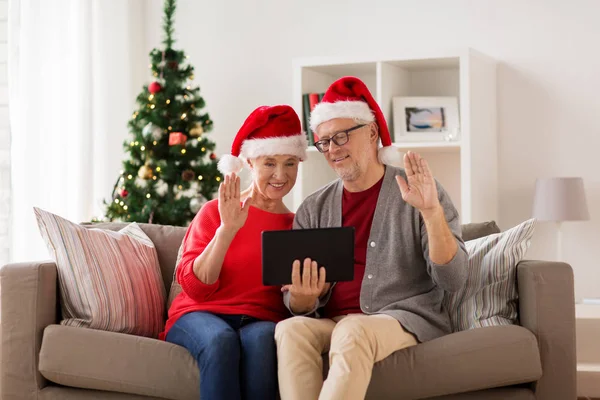 Feliz casal sênior com tablet pc no Natal — Fotografia de Stock