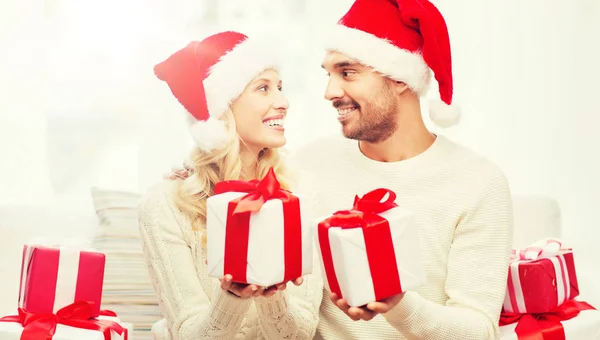 Ευτυχισμένο ζευγάρι στο σπίτι ανταλλάσσοντας δώρα Χριστουγέννων — Φωτογραφία Αρχείου