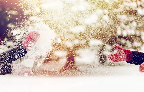 Счастливые друзья, играющие со снегом зимой — стоковое фото