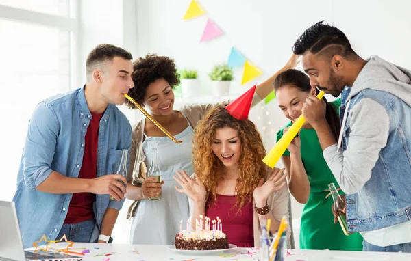 Zespołu pozdrowienie kolegi w biurze birthday party — Zdjęcie stockowe