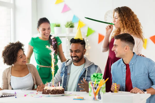 Equipo saludo colega en fiesta de cumpleaños de la oficina —  Fotos de Stock