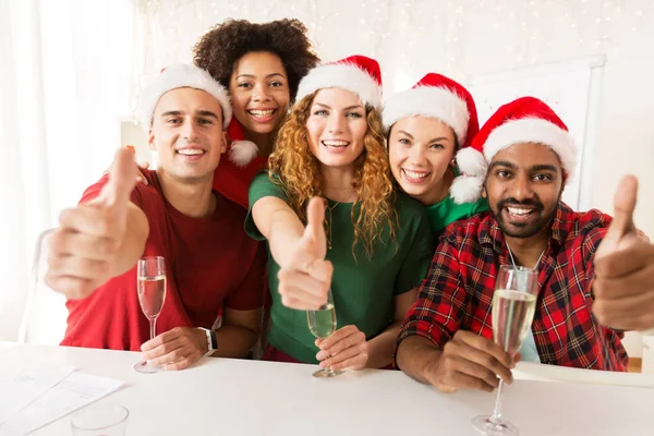 Spokojení zaměstnanci slavit Vánoce na oslavu — Stock fotografie