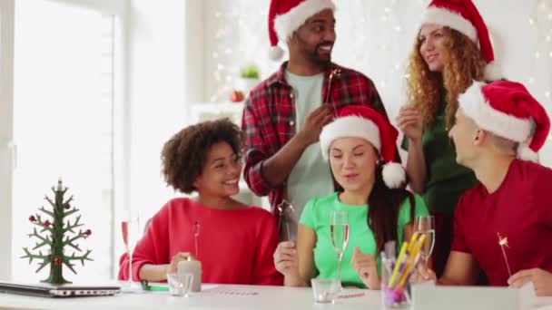 Equipo celebrando la Navidad en la fiesta de la oficina — Vídeos de Stock