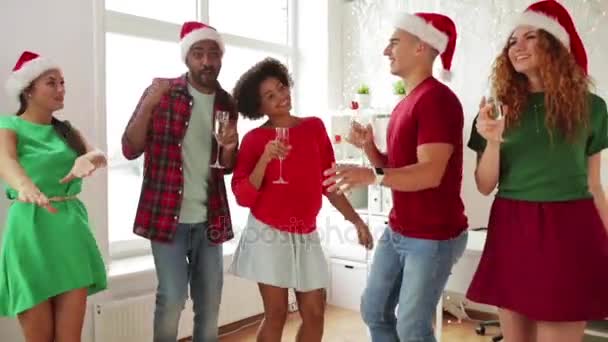Team dansen op hoofdkantoor kerstfeest — Stockvideo