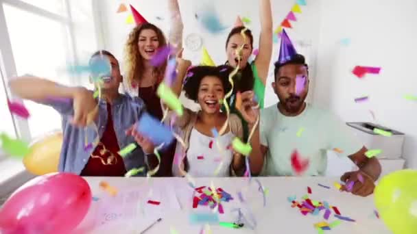 Mutlu takım ofis partisinde konfeti atma — Stok video