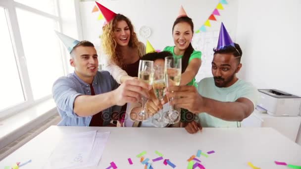 Feliz equipo bebiendo vino espumoso en la fiesta de la oficina — Vídeos de Stock