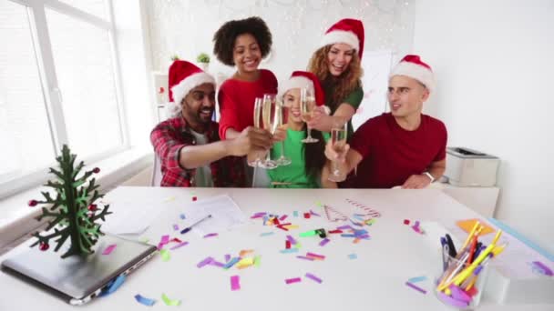 Equipo celebrando la Navidad en la fiesta de la oficina — Vídeo de stock