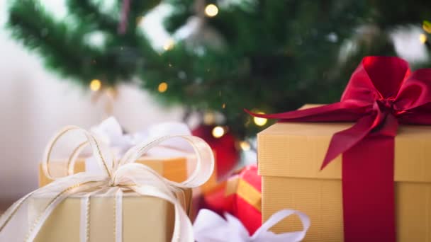 Geschenkboxen am Weihnachtsbaum — Stockvideo