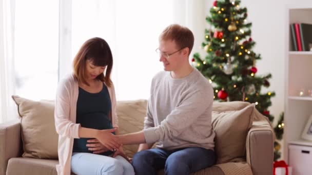 Homem e mulher grávida em casa no Natal — Vídeo de Stock