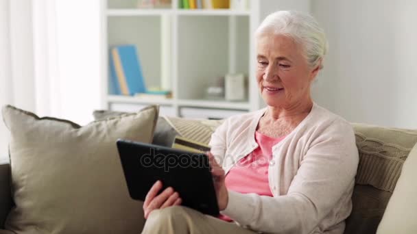 Mulher sênior com tablet pc e cartão de crédito — Vídeo de Stock