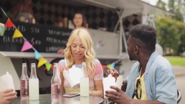 Amigos felices comiendo y ordenando desde camión de comida — Vídeo de stock