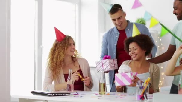 Team begrüßt Kollegin bei Büro-Geburtstagsfeier — Stockvideo