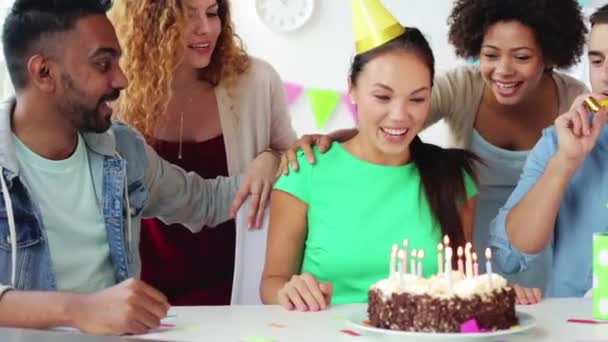 Equipe cumprimentando colega na festa de aniversário do escritório — Vídeo de Stock