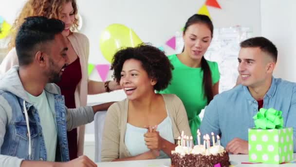 Equipe cumprimentando colega na festa de aniversário do escritório — Vídeo de Stock