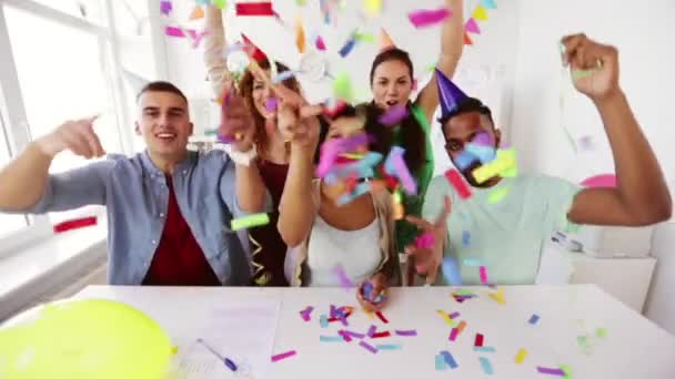 Gelukkig team gooien van confetti op kantoor feest — Stockvideo