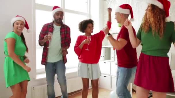 Ομάδα χορεύει στο εταιρικό γραφείο Χριστουγεννιάτικο πάρτι — Αρχείο Βίντεο