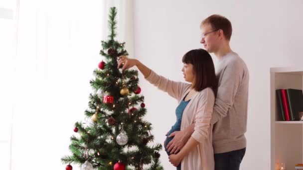 Feliz casal decoração árvore de Natal em casa — Vídeo de Stock