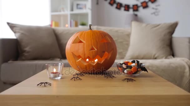 Jack-o lucernou a halloween dekorace doma — Stock video