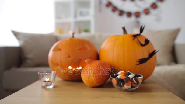 Jack-o-lanterne et décorations d'Halloween à la maison — Video