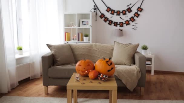 Jack-o-lantern and halloween decorations at home — Stock Video