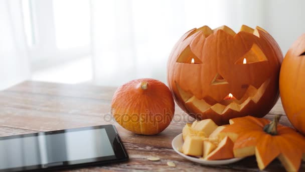 Halloween jack-o-lanterna, abóboras com tablet pc — Vídeo de Stock