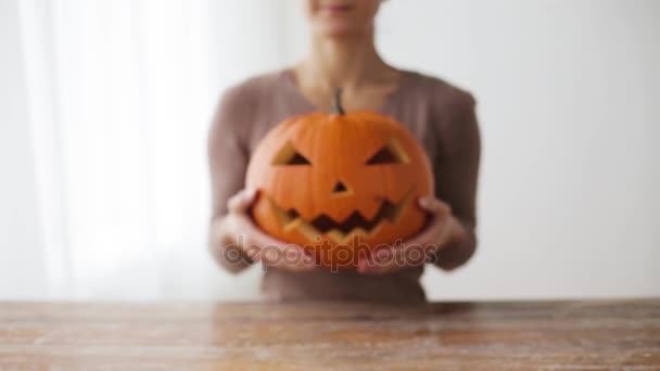 Primo piano di donna con zucca di Halloween a casa — Video Stock