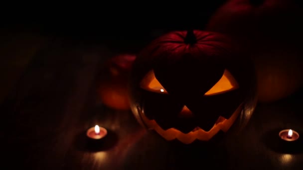 Halloween jack-o-lantern branden in duisternis — Stockvideo