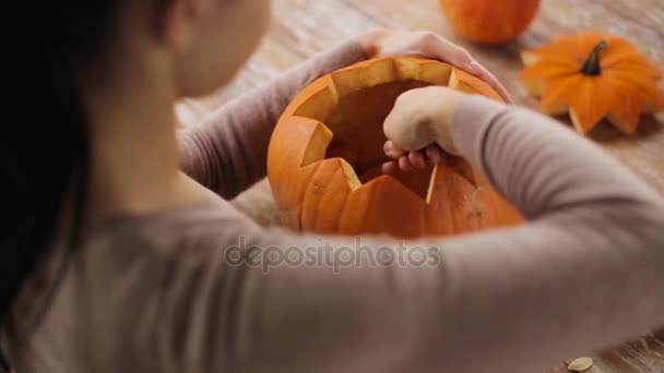 Närbild av kvinna carving halloween pumpa — Stockvideo