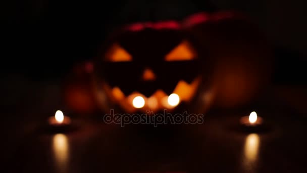 Halloween jack-o-lantern branden in duisternis — Stockvideo