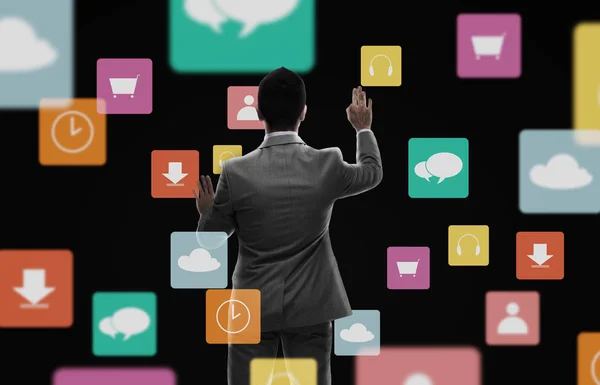 ビジネスマンは黒の上の仮想のアイコンでの作業 — ストック写真