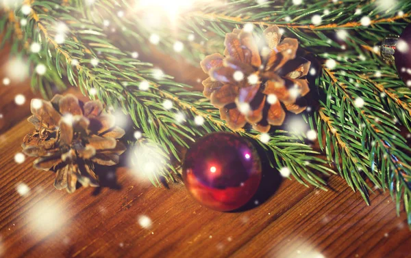 Tannenzweig mit Weihnachtskugel und Tannenzapfen — Stockfoto