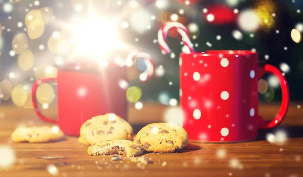 Jul godis käppar och koppar på träbord — Stockfoto