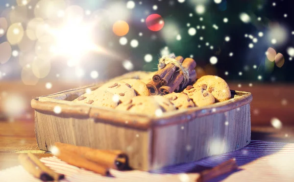 Gros plan de biscuits d'avoine de Noël sur table en bois — Photo