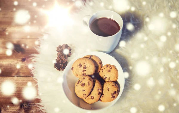 Tasses de chocolat chaud avec des biscuits sur le tapis de fourrure — Photo