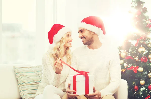 Feliz pareja en casa con caja de regalo de Navidad — Foto de Stock