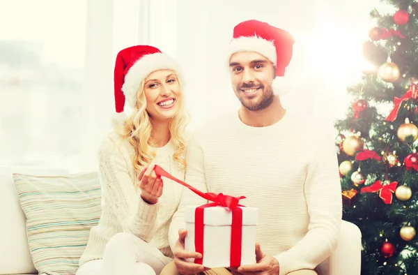 Happy couple at home with christmas gift box — Stock Photo, Image