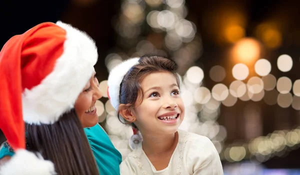 Anne ve kızı, Noel, Noel Baba şapkaları — Stok fotoğraf